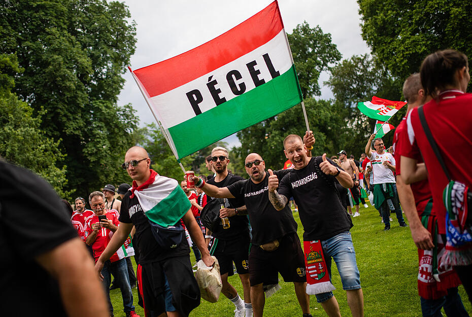 Auch Im Mittleren Schlossgarten wurde vor der EM-Partie gefeiert. Hier gaben allerdings die ungarischen Fans den Ton an. Auch Im Mittleren Schlossgarten wurde vor der EM-Partie gefeiert. Hier gaben allerdings die ungarischen Fans den Ton an.