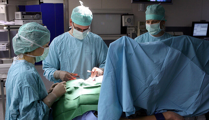 Ärzte und Schwestern bei einer Operation. Foto: dpa