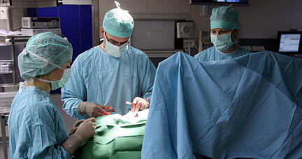 Ärzte und Schwestern bei einer Operation. Foto: dpa