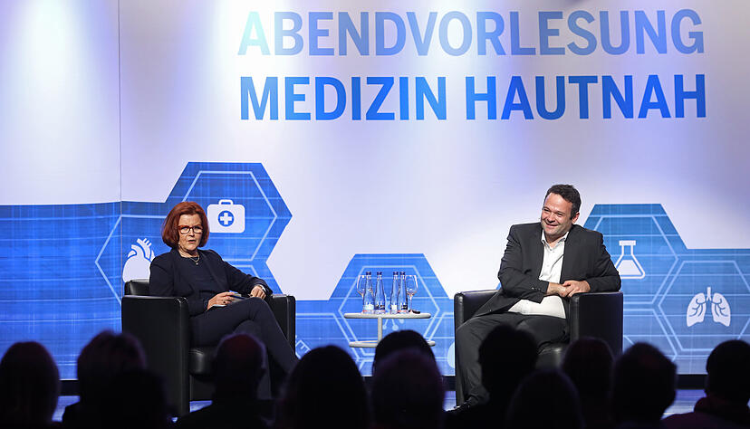 Professor Dr. med. Nikolaus de Gregorio im Gespr&auml;ch mit Moderatorin Iris Baars-Werner.