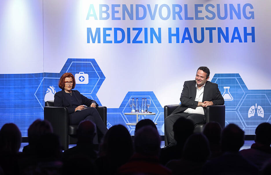 Professor Dr. med. Nikolaus de Gregorio im Gespr&auml;ch mit Moderatorin Iris Baars-Werner.