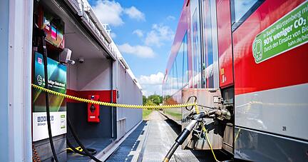 57 Züge der DB Regio fahren in Aulendorf seit Herbst 2022 mit dem Alternativ-Kraftstoff HVO. Auch in München hat die Bahn umgerüstet.
Foto: Deutsche Bahn/Adam Özdemir 57 Züge der DB Regio fahren in Aulendorf seit Herbst 2022 mit dem Alternativ-Kraftstoff HVO. Auch in München hat die Bahn umgerüstet.
Foto: Deutsche Bahn/Adam Özdemir