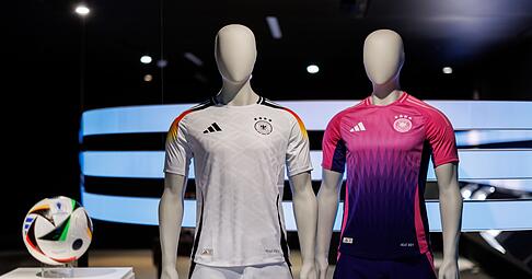 Die offiziellen Trikots der deutschen Fußball-Nationalmannschaft für die Heim-EM 2024.
