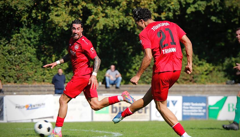 Cristian Giles Sanchez (links) und Gianluca Trianni sind die Hauptakteure beim Türkspor-Torspektakel gegen den TSV Heimerdingen.