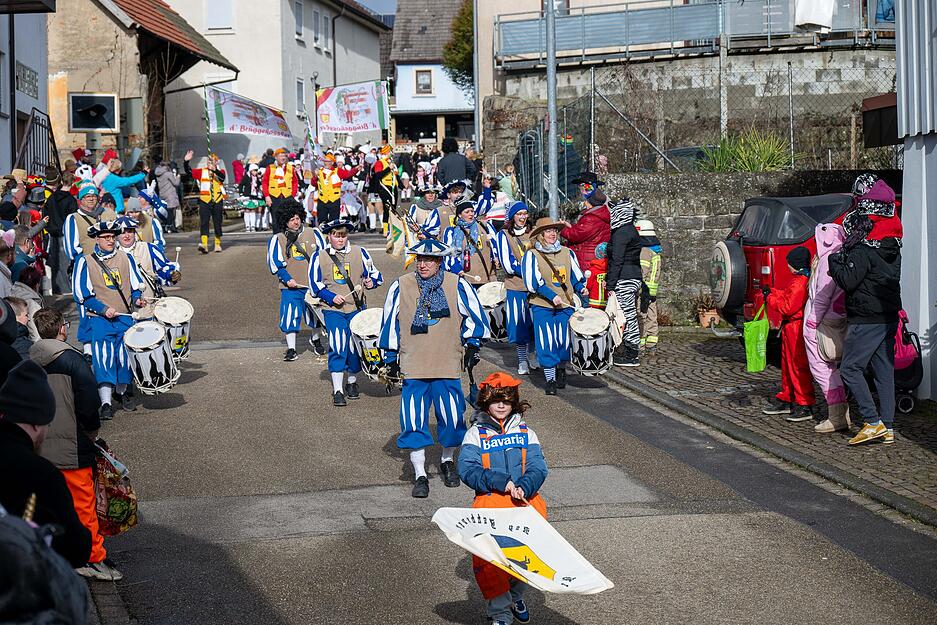 Guggenmusiken heizten dem Publikum kräftig ein. Guggenmusiken heizten dem Publikum kräftig ein.