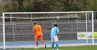 Erst 20 Sekunden sind zwischen dem VfR Heilbronn und der TSG Tübingen gespielt, da liegt bereits der Ball im Tor von Nils Leidenberger. Erst 20 Sekunden sind zwischen dem VfR Heilbronn und der TSG Tübingen gespielt, da liegt bereits der Ball im Tor von Nils Leidenberger.