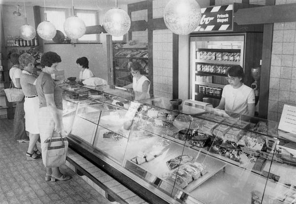 1977 eröffnet im Neckarsulmer Stadtteil Amorbach eine der ersten Härdtner-Bäckerei-Filialen zusammen mit einem Tchibo-Kaffee-Depot. 1977 eröffnet im Neckarsulmer Stadtteil Amorbach eine der ersten Härdtner-Bäckerei-Filialen zusammen mit einem Tchibo-Kaffee-Depot.