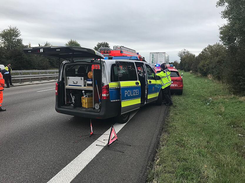 Feuerwehr und Polizei sind bereits vor Ort. Foto: Adrian Hoffmann
