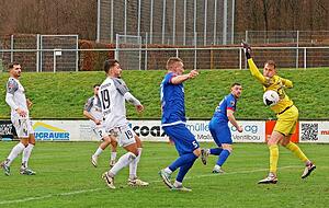 Hollenbachs Hannes Scherer (Zweiter von rechts) verl&auml;ngert nach einer Viertelstunde eine Freisto&szlig;flanke zum 1:1 ins lange Eck. Die Hohenloher gewinnen gegen Denzlingen souver&auml;n und r&uuml;cken in der Tabelle auf Rang f&uuml;nf vor.
Fotos: Marc Schmerbeck