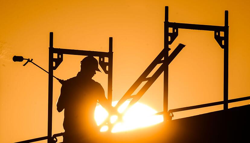 Hitze kann in vielen Berufen zur Belastung werden. Hitze kann in vielen Berufen zur Belastung werden.