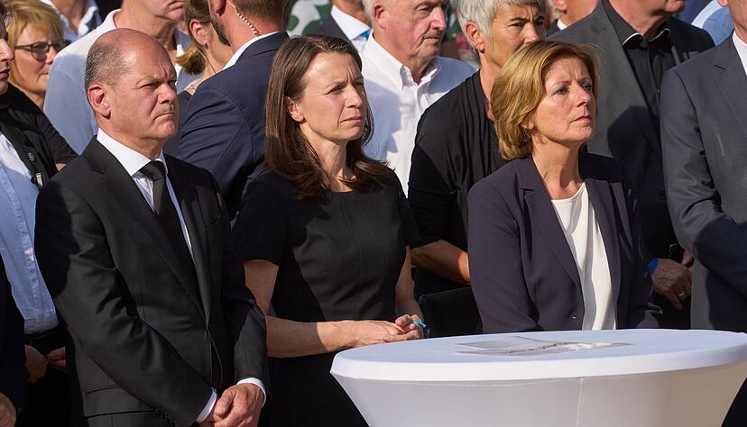 Bundeskanzler Olaf Scholz (SPD, l-r), Cornelia Weigand (Landrätin Kreis Ahrweiler) und die rheinland-pfälzische Ministerpräsidentin Malu Dreyer (SPD) nehmen an der Gedenkfeier in Bad Neuenahr teil. Bundeskanzler Olaf Scholz (SPD, l-r), Cornelia Weigand (Landrätin Kreis Ahrweiler) und die rheinland-pfälzische Ministerpräsidentin Malu Dreyer (SPD) nehmen an der Gedenkfeier in Bad Neuenahr teil.