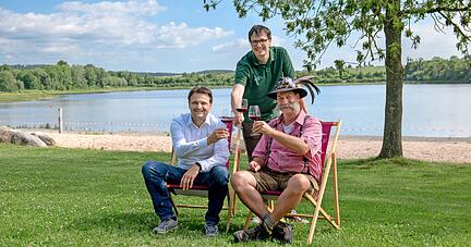 Hoffen auf ein tolles Event und stoßen darauf an: (von links) Dirk Mosthaf, Wolfram Linnebach und Michael Roger, einer der Gastronomen des Festes.
Foto: Christiana Kunz Hoffen auf ein tolles Event und stoßen darauf an: (von links) Dirk Mosthaf, Wolfram Linnebach und Michael Roger, einer der Gastronomen des Festes.
Foto: Christiana Kunz