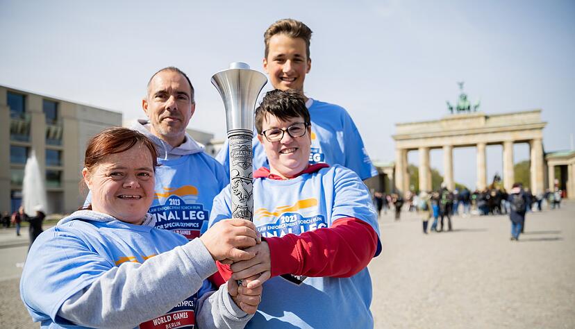 Athleten halten die Fackel für die Special-Olympics-Weltspiele vor dem Brandenburger Tor in Berlin. Heilbronns Bürgermeisterin Agnes Christner wird die Stadt Heilbronn bei der Eröffnungsfeier der Weltspiele repräsentieren. Foto: dpa