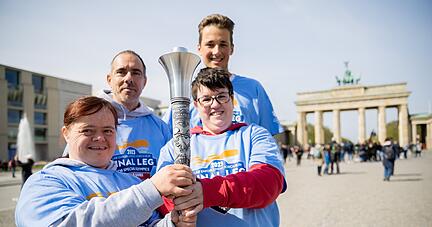 Athleten halten die Fackel für die Special-Olympics-Weltspiele vor dem Brandenburger Tor in Berlin. Heilbronns Bürgermeisterin Agnes Christner wird die Stadt Heilbronn bei der Eröffnungsfeier der Weltspiele repräsentieren.
Foto: dpa Athleten halten die Fackel für die Special-Olympics-Weltspiele vor dem Brandenburger Tor in Berlin. Heilbronns Bürgermeisterin Agnes Christner wird die Stadt Heilbronn bei der Eröffnungsfeier der Weltspiele repräsentieren.
Foto: dpa