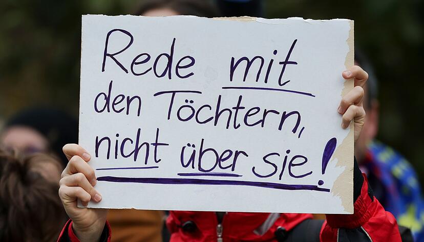 250 Demonstranten versammelten sich vor der Dresdner Staatskanzlei w&auml;hrend des Besuchs des Kanzlers in der s&auml;chsischen Hauptstadt.