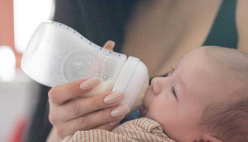 Abgepumpte Muttermilch soll innerhalb von vier Tagen ans Baby verf&uuml;ttert werden. Ist absehbar, dass sie erst zu einem sp&auml;teren Zeitpunkt verf&uuml;ttert wird, sollte sie eingefroren werden.