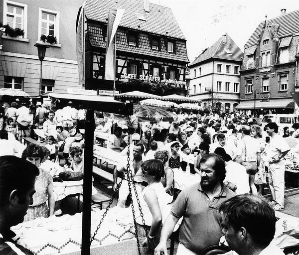 Dass es den Zuschauern an nichts fehlt, dafür haben zahlreiche Unterländer Privatinitiatoren gesorgt: Nach den ereignisreichen "drei Sekunden" in denen die Radler vorbeizischten, machen es sich die Besucher auf dem Eppinger Marktplatz gemütlich. Dass es den Zuschauern an nichts fehlt, dafür haben zahlreiche Unterländer Privatinitiatoren gesorgt: Nach den ereignisreichen "drei Sekunden" in denen die Radler vorbeizischten, machen es sich die Besucher auf dem Eppinger Marktplatz gemütlich.