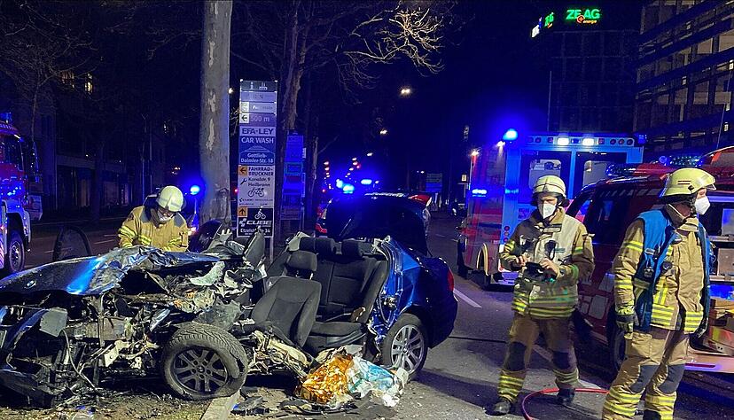 Die Feuerwehr befreite den eingeklemmten Fahrer. Foto: Heike Kinkopf