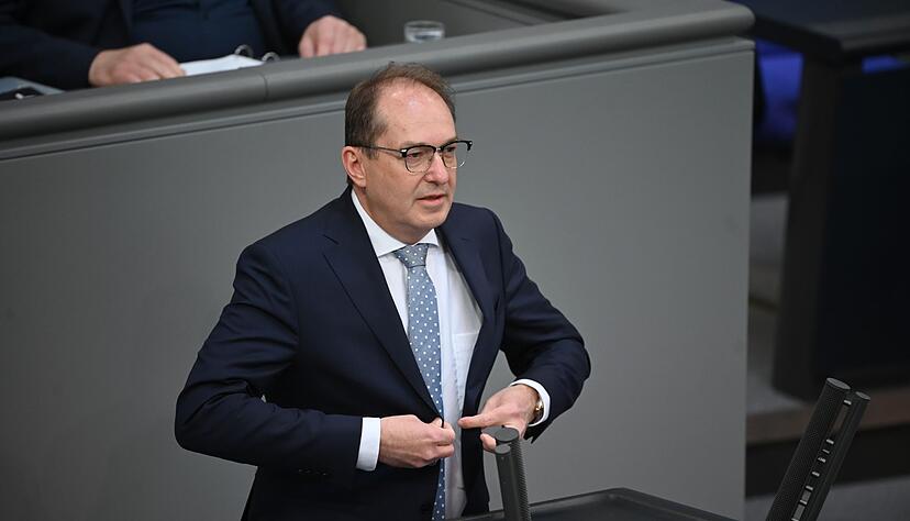 Die Gr&uuml;nen warfen Bundesinnenminister Alexander Dobrindt (CSU) in der Debatte vor, er imitiere mit seiner Betonung der Probleme der &laquo;illegalen Migration&raquo; die AfD.