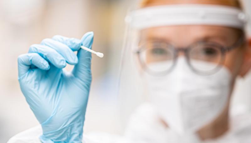 Im Zuge der immer stärkeren Ausbreitung der Delta-Variante des Coronavirus hat sich die Sieben-Tage-Inzidenz in Deutschland innerhalb eines Monats etwa vervierfacht. Im Zuge der immer stärkeren Ausbreitung der Delta-Variante des Coronavirus hat sich die Sieben-Tage-Inzidenz in Deutschland innerhalb eines Monats etwa vervierfacht.
