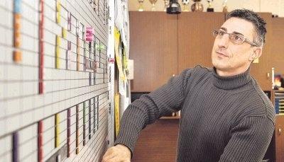 "Wir werden immer einen Bedarf haben für Schüler, die eine besondere Förderung benötigen": Günter Schimek an der Planungstafel in der Kraichgauschule.Foto: Hettich