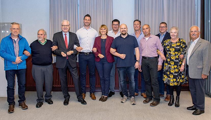 Franz Kopacz (Grüne, v.l.) und Siegfried Koch (FDP) wurden von Bürgermeister Martin Diepgen verabschiedet. Daneben der neue Bezirksbeirat mit Gottfried Göbbel (FDP), Heike Hindahl (Grüne), Martin Merkle (CDU), Markus Henkel (Grüne), Oliver Frieß (CDU), Roland Rügner (FWV), Stefan Traub (CDU), Dorothea Wittgen und Fritz Vogel (beide SPD).
Foto: Mario Berger Franz Kopacz (Grüne, v.l.) und Siegfried Koch (FDP) wurden von Bürgermeister Martin Diepgen verabschiedet. Daneben der neue Bezirksbeirat mit Gottfried Göbbel (FDP), Heike Hindahl (Grüne), Martin Merkle (CDU), Markus Henkel (Grüne), Oliver Frieß (CDU), Roland Rügner (FWV), Stefan Traub (CDU), Dorothea Wittgen und Fritz Vogel (beide SPD).
Foto: Mario Berger