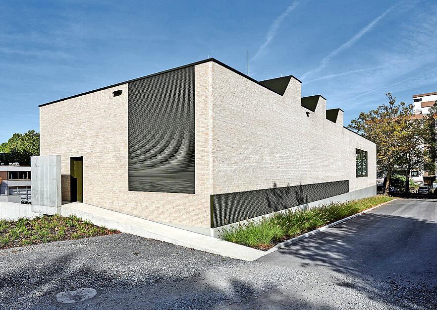 Die verfügbare Fläche auf dem Areal des Polizeipräsidiums Heilbronn ist optimal genutzt. Trotz Sicherheitsvorschriften wirkt das Zentrum für Einsatztraining im Inneren hell Die verfügbare Fläche auf dem Areal des Polizeipräsidiums Heilbronn ist optimal genutzt. Trotz Sicherheitsvorschriften wirkt das Zentrum für Einsatztraining im Inneren hell