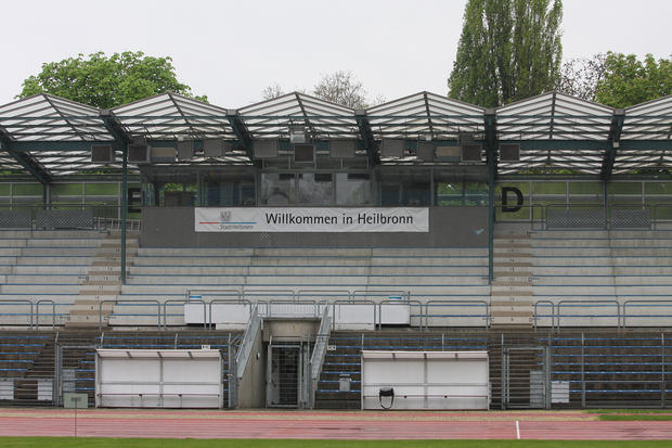Die einzigen überdachten Sitzplätze befinden sich auf der Haupttribüne.