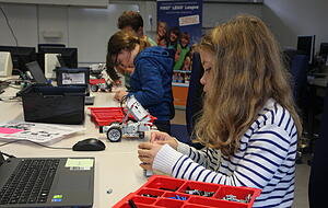 Nano Giants: Die Nano Giant Academy zeigt nicht nur Kindern, sondern auch ihren erwachsenen Coaches, wie man Lego-Roboter baut und programmiert. Foto: privat