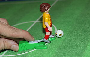 Stabiler Stand, einfaches Prinzip: Playmobil-Fußball funktioniert bestens. Foto: Florian Huber Stabiler Stand, einfaches Prinzip: Playmobil-Fußball funktioniert bestens. Foto: Florian Huber