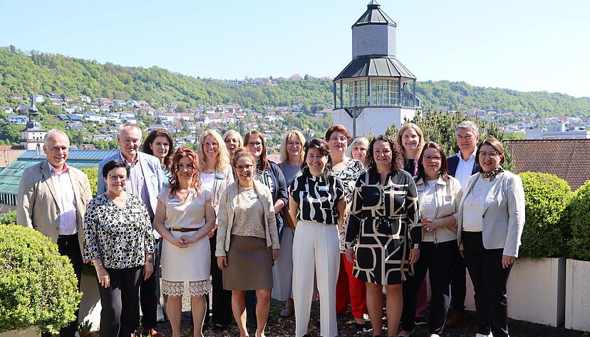 Mitarbeiter und Mitglieder mit Landrat Ian Schölzel (Zweiter von rechts), Sozialdezernentin Yvonne Bader (Vierte von rechts) und Geschäftsführerin Silke Reuther (Achte von rechts). Mitarbeiter und Mitglieder mit Landrat Ian Schölzel (Zweiter von rechts), Sozialdezernentin Yvonne Bader (Vierte von rechts) und Geschäftsführerin Silke Reuther (Achte von rechts).