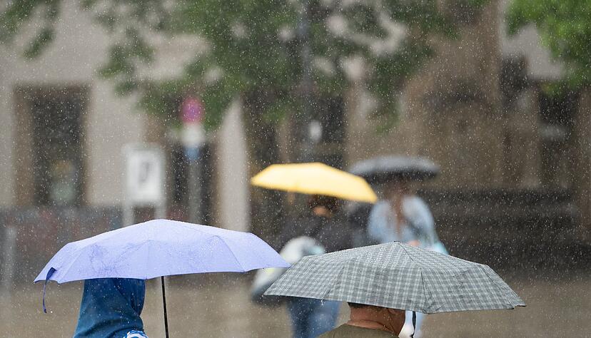 Bis Mitte kommender Woche bleibt der Regenschirm ein wichtiger Begleiter. (Symbolbild)