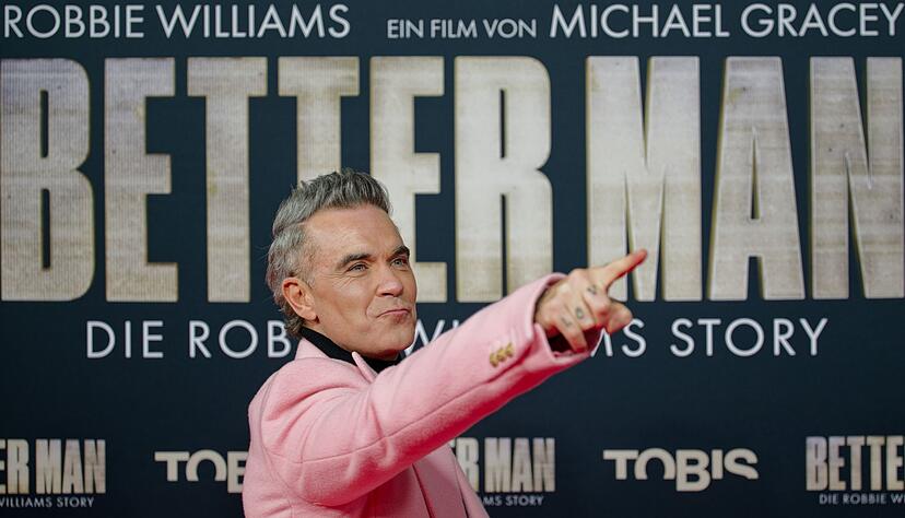 Robbie Williams zeigte sich stolz auf den Film &laquo;Better Man - Die Robbie Williams Story&raquo; - hier bei einer Premiere in K&ouml;ln im Dezember 2024. (Archivbild)