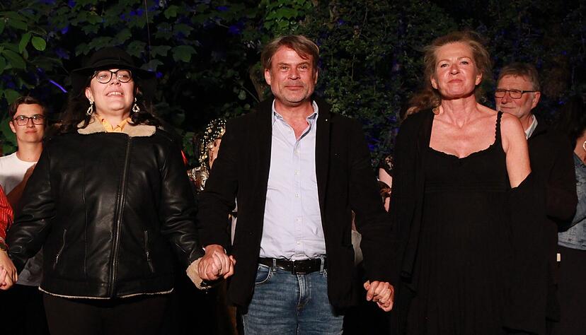 Nach der Premiere: Musikerin Katerina Kraft, Regisseur Thomas Höhne und Bühnen- und Kostümbildnerin Ilona Lenk (von links). Nach der Premiere: Musikerin Katerina Kraft, Regisseur Thomas Höhne und Bühnen- und Kostümbildnerin Ilona Lenk (von links).