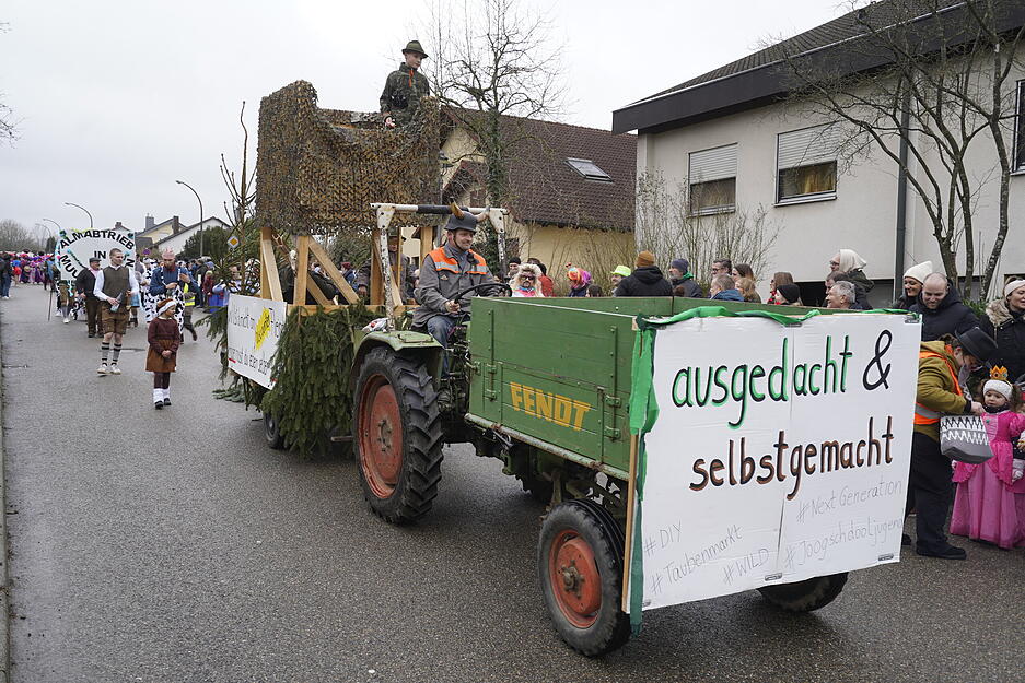 Die Bauernproteste werden humoristisch thematisiert.
