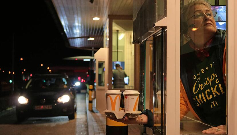 Bis spät in die Nacht hat die Küche offen: Innerhalb von etwa zwei Minuten ist im Schnitt eine Bestellung im McDrive fertig. Bis spät in die Nacht hat die Küche offen: Innerhalb von etwa zwei Minuten ist im Schnitt eine Bestellung im McDrive fertig.