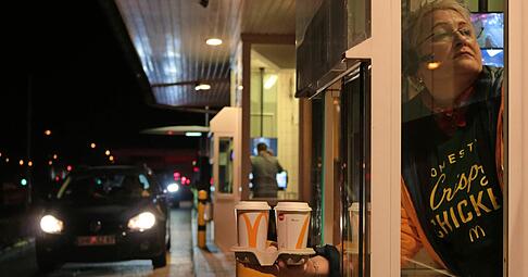 Bis spät in die Nacht hat die Küche offen: Innerhalb von etwa zwei Minuten ist im Schnitt eine Bestellung im McDrive fertig.