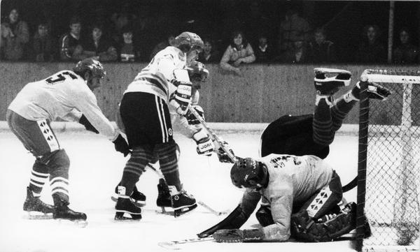 1980: Vor ausverkauftem Haus beim Unterl&auml;nder Eishockeyderby zwischen REV Heilbronn und EHC/TSV Nordheim freuen sich Heilbronner Fans.
