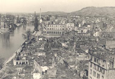 Südliches Neckarufer: Blick vom Götzenturm. Links Obere Neckarstraße. Rechts die zerstörte Altstadt mit der Fassade des alten Postamtes. Rechts im Hintergrund der Wartberg.