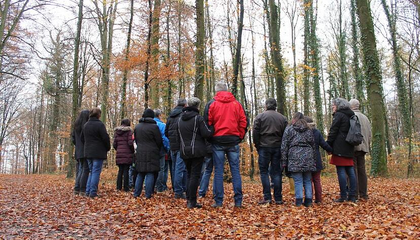 Die Gruppe lauscht Annette Pfeiffer and&auml;chtig.