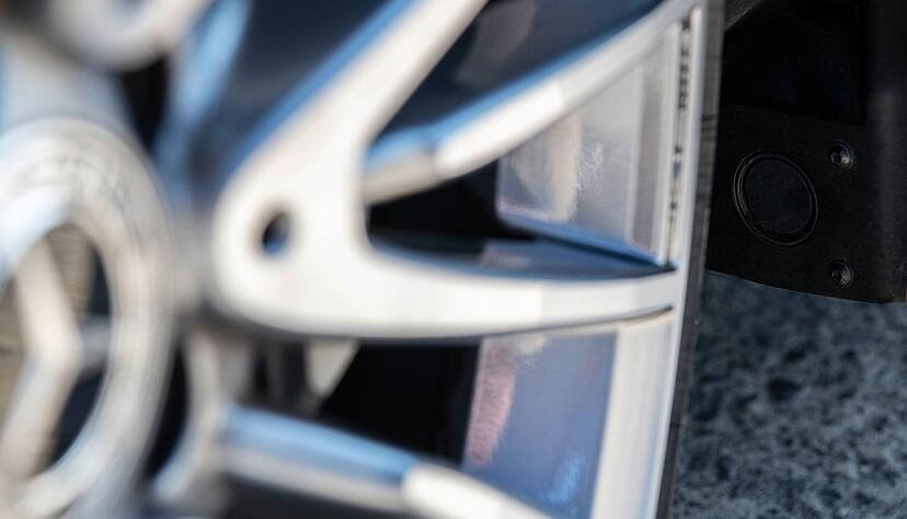 Wetterwächter: Ein Sensor im Radkasten der Mercedes S-Klasse kann Nässe auf der Straße detektieren.