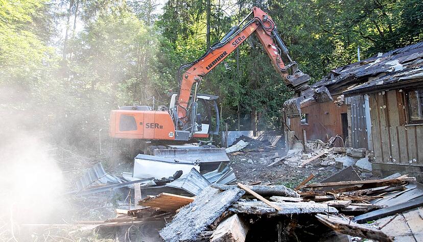 Das Ausflugslokal Waldschänke im Heilbronner Köpfertal wird abgerissen. In etwa zwei Wochen ist von dem einstigen Wirtshaus nichts mehr zu sehen. Das Ausflugslokal Waldschänke im Heilbronner Köpfertal wird abgerissen. In etwa zwei Wochen ist von dem einstigen Wirtshaus nichts mehr zu sehen.