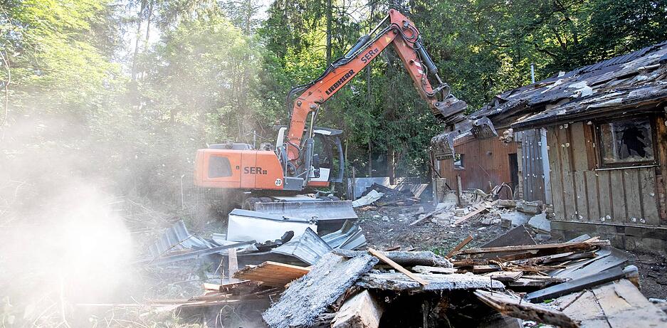Das Ausflugslokal Waldschänke im Heilbronner Köpfertal wird abgerissen. In etwa zwei Wochen ist von dem einstigen Wirtshaus nichts mehr zu sehen. Das Ausflugslokal Waldschänke im Heilbronner Köpfertal wird abgerissen. In etwa zwei Wochen ist von dem einstigen Wirtshaus nichts mehr zu sehen.