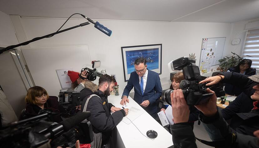 Das Interesse ist gro&szlig;, als Migrationsstaatssekret&auml;r Siegfried Lorek (CDU) die ersten Bezahlkarten ausgibt.