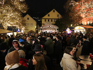 Am Mittwochabend wurde der Weihnachtsmarkt „Advent am Schloss“ in Künzelsau eröffnet.