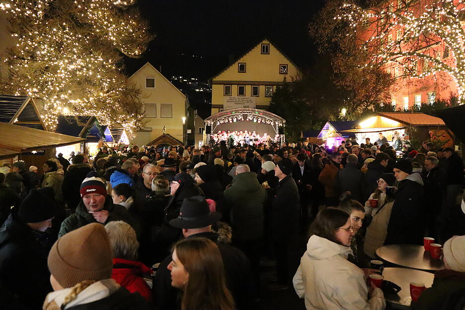 Am Mittwochabend wurde der Weihnachtsmarkt „Advent am Schloss“ in Künzelsau eröffnet.
