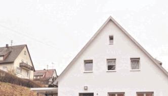 Das Haus mit Praxis, B&uuml;gelstube und einer Wohnung geh&ouml;rt der Gemeinde.