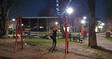 Zu später Stunde genießt eine Jugendliche im Öhringer Hofgarten das Schaukeln. Trotz aufgehobener Ausgangssperre ist wenig los.
Foto: André Daub Zu später Stunde genießt eine Jugendliche im Öhringer Hofgarten das Schaukeln. Trotz aufgehobener Ausgangssperre ist wenig los.
Foto: André Daub