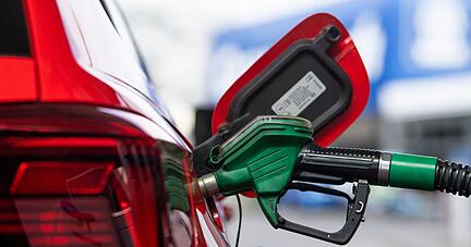 Eine Tankstelle in Berlin. Bi Ende August wird der Steuersatz f&uuml;r Benzin um fast 30 Cent, f&uuml;r Diesel um gut 14 Cent gesenkt - doch nicht alle profitieren gleich, zeigt eine neue Studie.