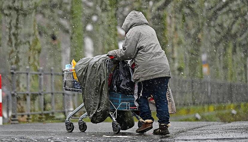 Wer auf dem sozialen Abstellgleis rangiert, hat kaum noch Anlaufstellen. Die Erlacher Höhe ist eine der letzten Rettungsanker - auch für Wohnungslose. Wer auf dem sozialen Abstellgleis rangiert, hat kaum noch Anlaufstellen. Die Erlacher Höhe ist eine der letzten Rettungsanker - auch für Wohnungslose.